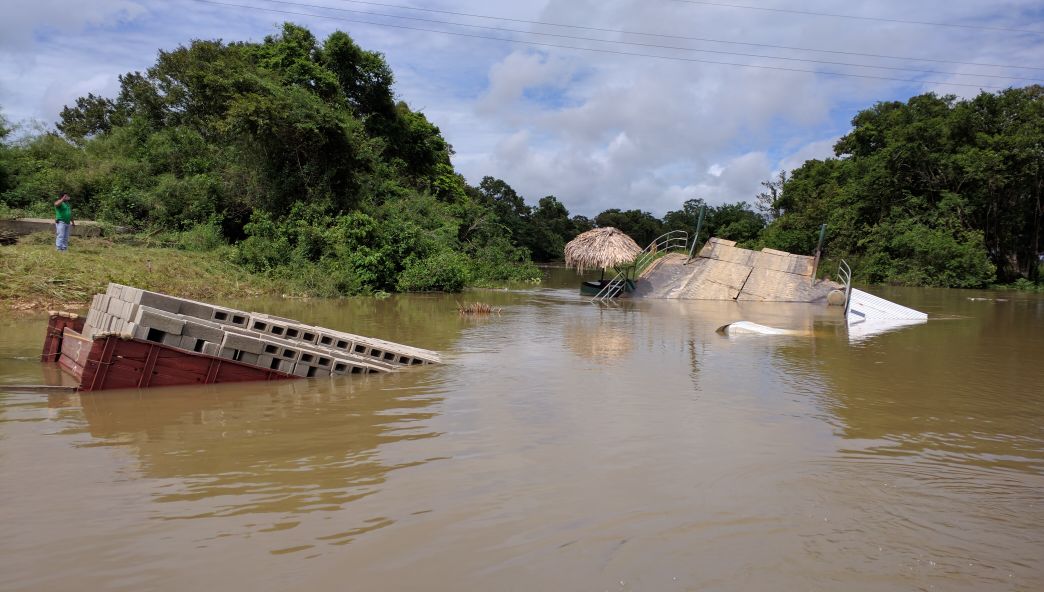 Imagen del ferry boat y el camión, hundidos en el arroyo Petextabún. (Foto Prensa Libre: Rigoberto Escobar)