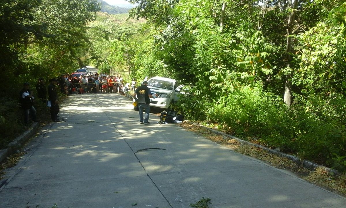 Vehículo en el que viajaba Víctor Guerra, propietario de una empresa de transporte, ultimado en Concepción Las Minas, Chiquimula. (Foto Prensa Libre: Edwin Paxtor)
