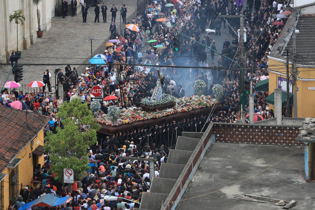La PNC utilizará drones para vigilar las actividades donde haya aglomeración de personas. (Foto Prensa Libre: Carlos Hernández)