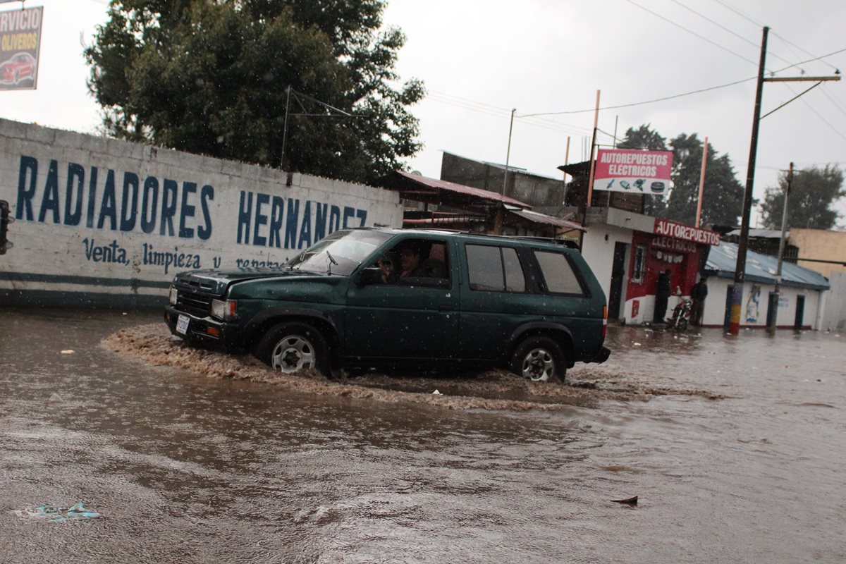 Las calles de San Pedro Sacatepéquez se inundaron por la fuerte lluvia. (Foto Prensa Libre: Aroldo Marroquín)