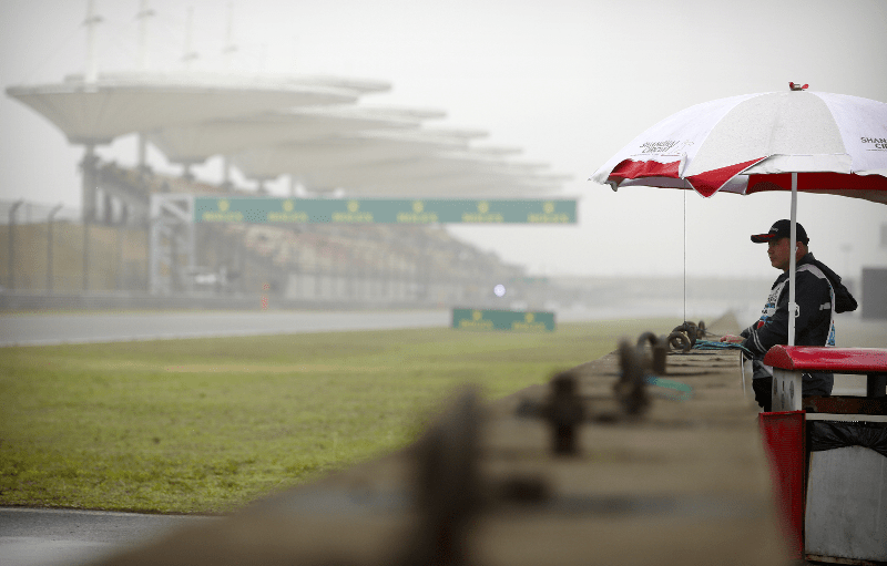 El Gran Premio de China se vio afectado por la neblina que cubrió la pista. (Foto Prensa Libre: AP)