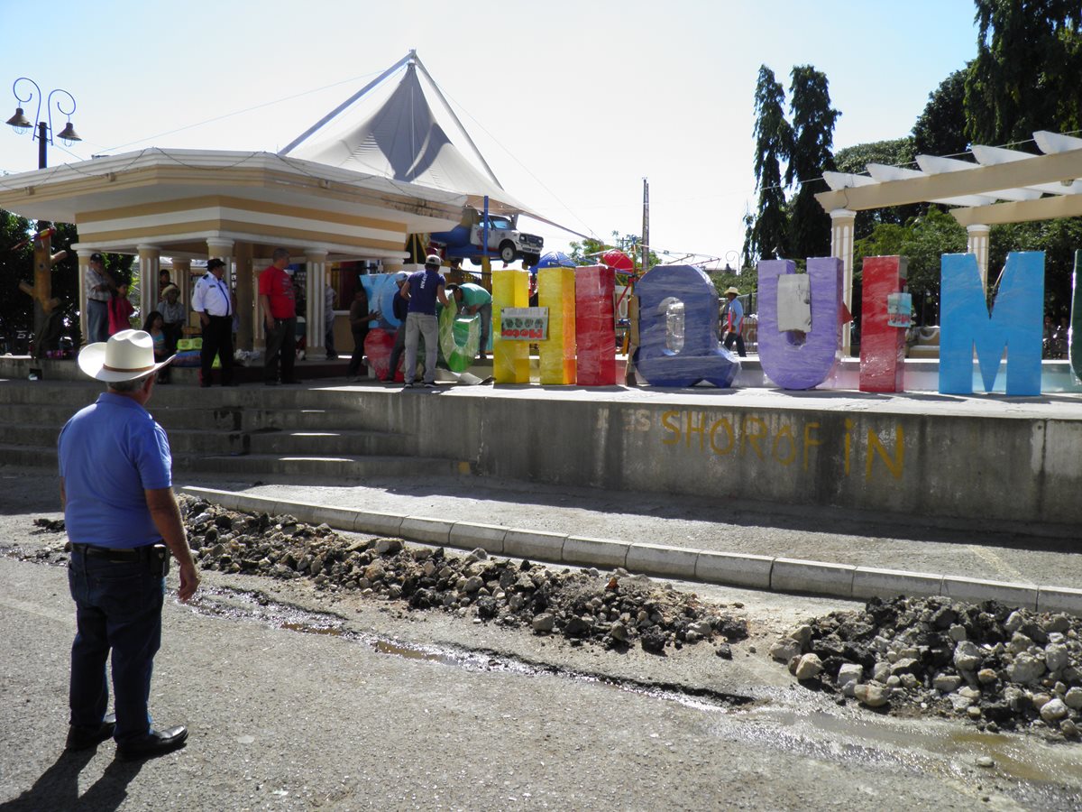 Las letras que formaban el nombre de Chiquimula fueron dañadas, en varias ocasiones. (Foto Prensa Libre: Mario Morales)