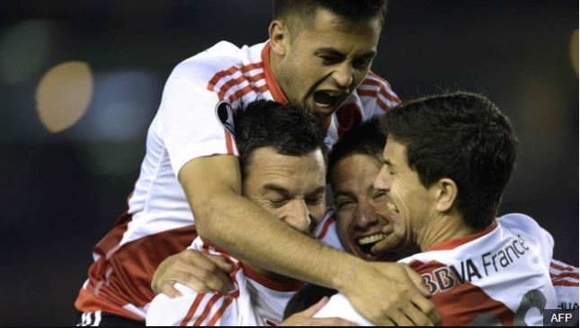 River logró igualar la eliminatoria en el minuto 19 y llegó al descanso con el pase a semifinales en el bolsillo. (Foto Prensa Libre: AFP)