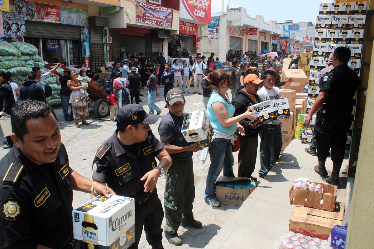 El año pasado, autoridades decomisaron en Xela todo tipo de productos de contrabando, pero la venta de estos no se detiene. (Foto Prensa Libre: Carlos Ventura).