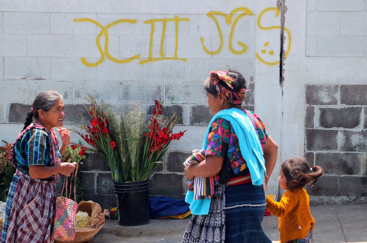Grafitis de pandillas se observan en viviendas de San Miguel Siguilá, Quetzaltenango. (Foto Prensa Libre: Carlos Ventura)