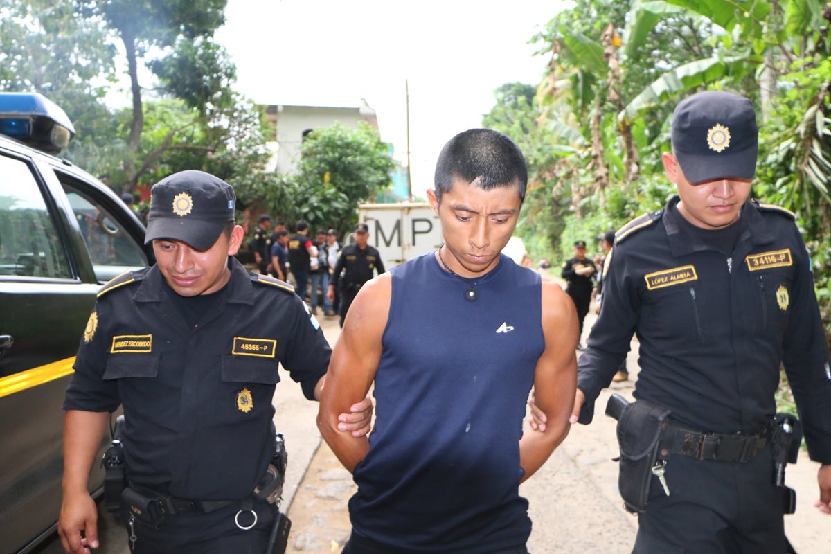 Agentes de la PNC trasladan a Jorge Alberto López Guzmán a la Comisaría de 34, en la cabecera de Retalhuleu. (Foto Prensa Libre: Rolando Miranda)