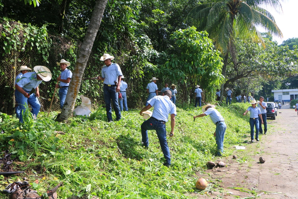 Estudiantes de Retalhuleu participan en la jornada de limpieza en la zona urbana. (Foto Prensa Libre: Rolando Miranda)