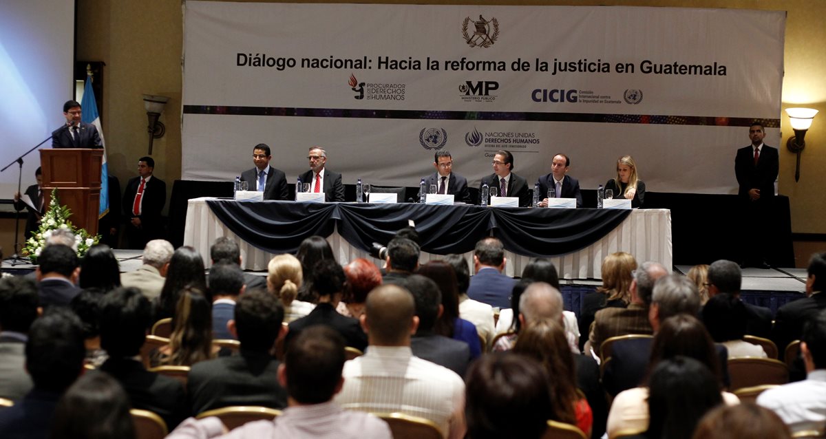 Presentación de los resultados de los diálogos regionales con la sociedad civil en torno a las reformas al sector justicia. (Foto Prensa Libre: Paulo Raquec)