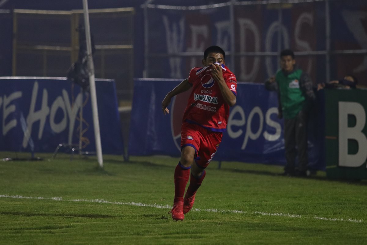 Iker Daniel Rodas celebra el único gol del partido. (Foto Prensa Libre: Raúl Juárez)