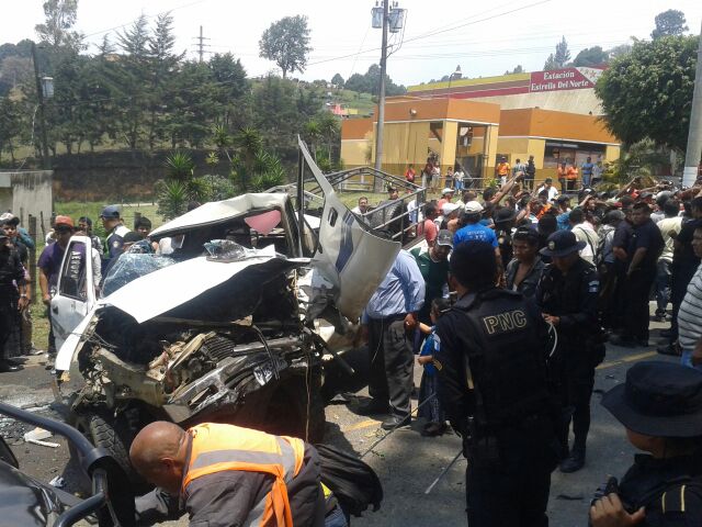 Autoridades y curiosos junto al picop que chocó contra un micróbús. (Foto Prensa Libre: Eduardo Sam)