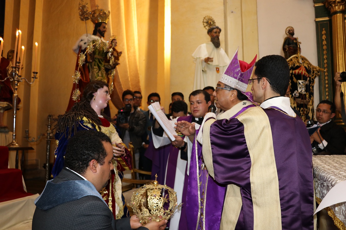 Decenas de devotos asistieron a la Consagración y coronación de la imagen de la Inmaculada Concepción. (Foto Prensa Libre: Julio Sicán)