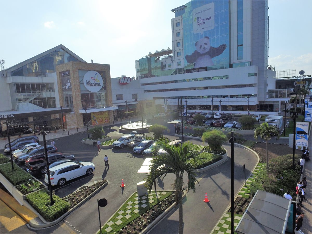Según los administradores del centro comercial, La Pradera, el robo ocurrió en menos de cuatro minutos. (Foto Prensa Libre: Estuardo Paredes)