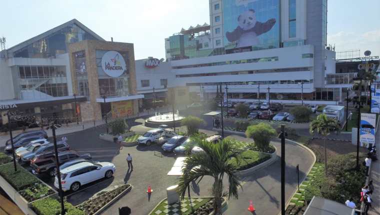Según los administradores del centro comercial, La Pradera, el robo ocurrió en menos de cuatro minutos. (Foto Prensa Libre: Estuardo Paredes)