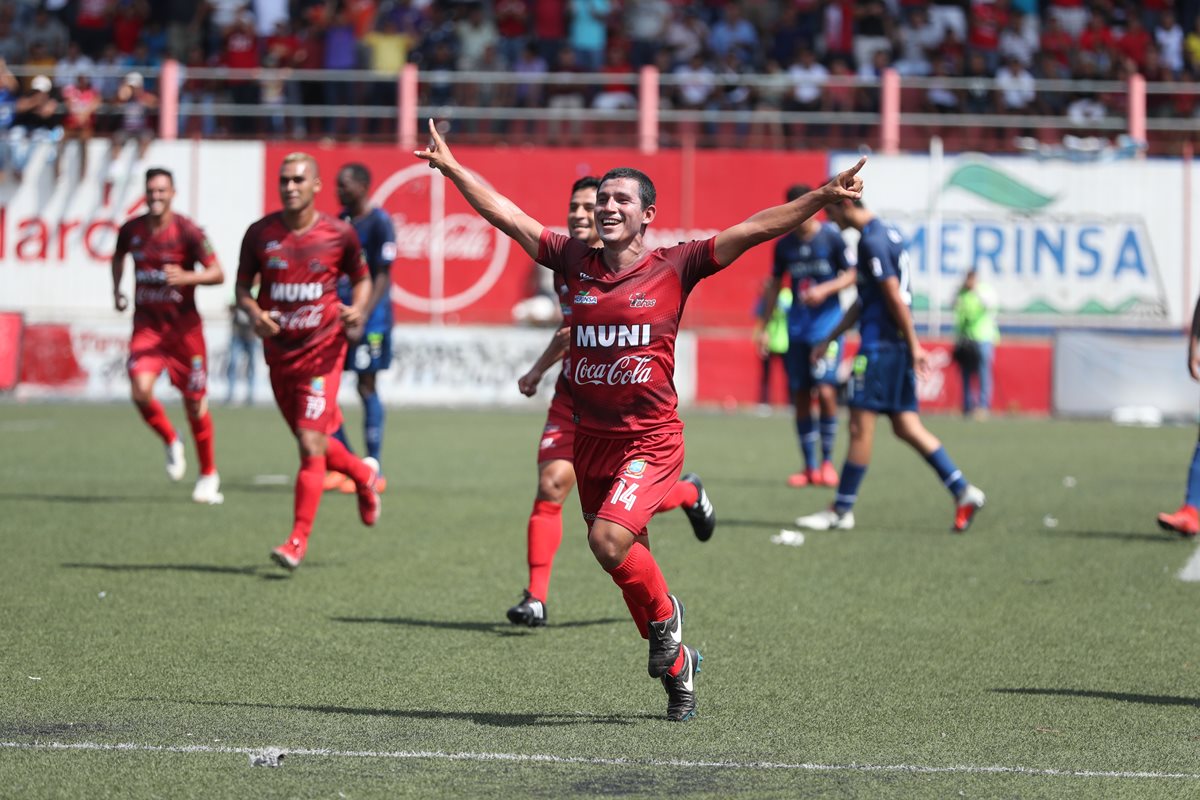 Jorge Sánchez festeja después de haber anotado un gol de Malacateco en el partido contra Municipal, que se disputó en el estadio Santa Lucía. (Foto Prensa Libre: Mynor Toc).