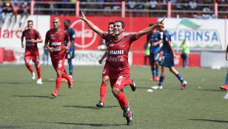 Jorge Sánchez festeja después de haber anotado un gol de Malacateco en el partido contra Municipal, que se disputó en el estadio Santa Lucía. (Foto Prensa Libre: Mynor Toc).