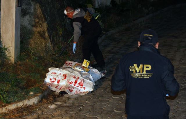 Investigadores del Ministerio Público, recolectan evidencias en el lugar donde fue hallado del cuerpo de una mujer. (Foto Prensa Libre: Renato Melgar)