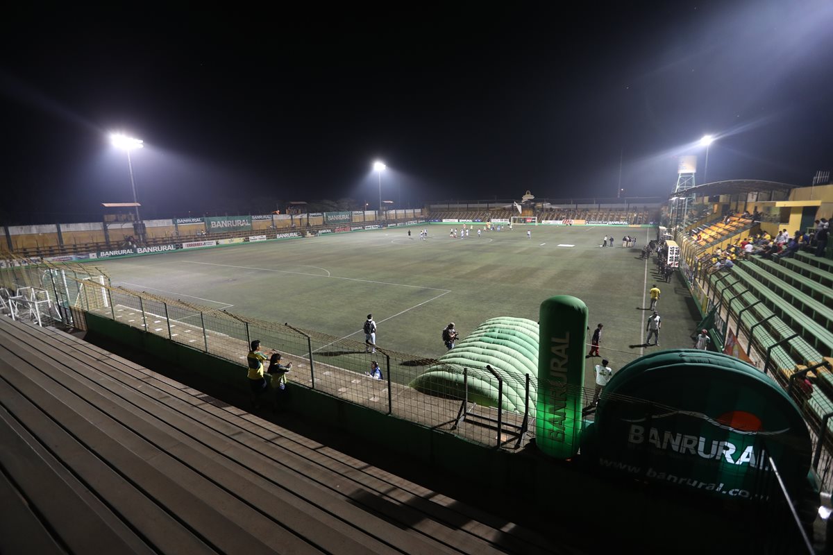 El estadio Julio Armando Cóbar, de San Miguel Petapa, volverá a vivir la fiesta del futbol guatemalteco, mañana, en el juego de su representantivo contra Malacateco (Foto Prensa Libre: Edwin Fajardo)