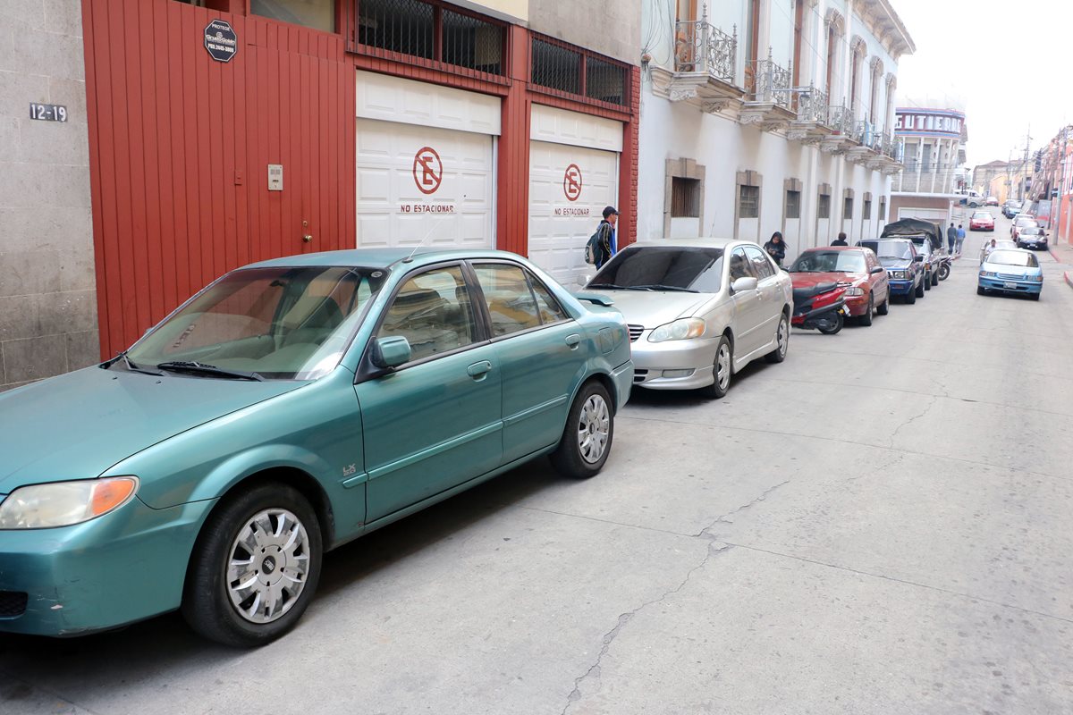 Vehículos estacionados a un costado de la Gobernación Departamental han sido blanco de delincuentes.(Foto Prensa Libre: Carlos Ventura)