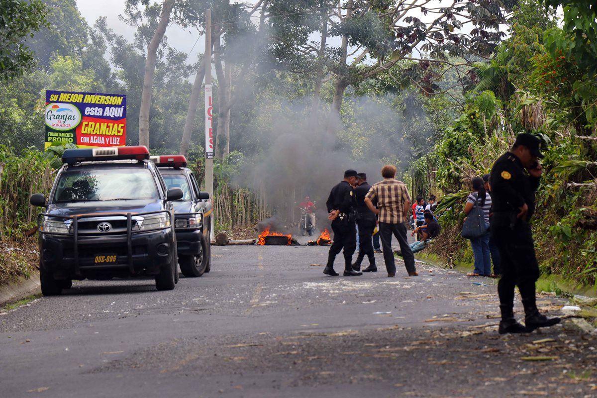 El ingreso a San Marcos Palajunoj fue bloqueado por los pobladores. (Foto Prensa Libre: Rolando Miranda)