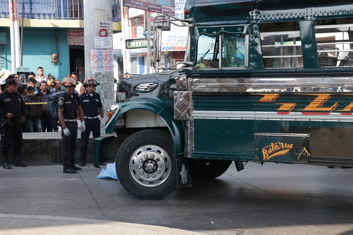 Investigan accidente en el que hombre murió arrollado por un bus en Chimaltenango