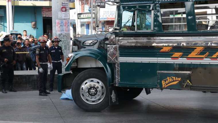 El accidente de tránsito se registró en el km 54 de la ruta Interamericana, en la cabecera de Chimaltenango. (Foto Prensa Libre: Víctor Chamalé)