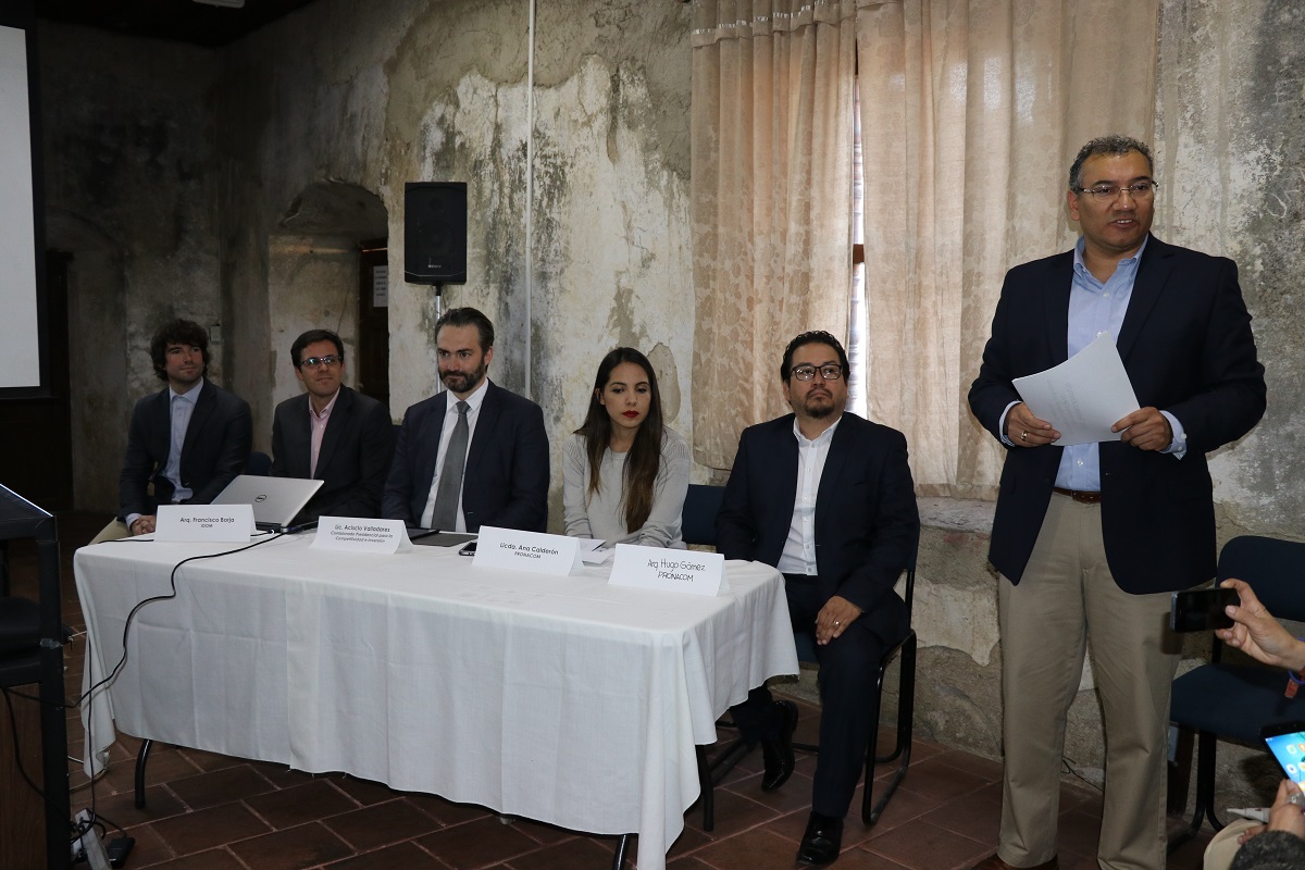 Autoridades locales y de Gobierno participaron en la presentación del proyecto. (Foto Prensa Libre: Julio Sicán)