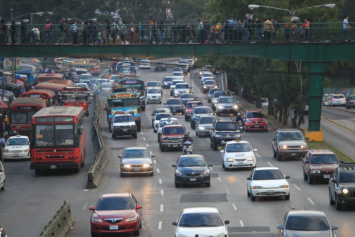 El tráfico aumenta en las mañanas por la masiva afluencia de conductores que viajan a sus actividades económicas. (Foto Prensa Libre: Hemeroteca PL)