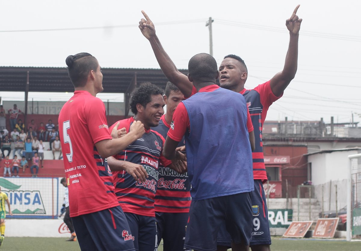 Los jugadores de Malacateco felicitan a Jhon Palacios luego de la anotación. (Foto Prensa Libre: Álexander Coyoy)