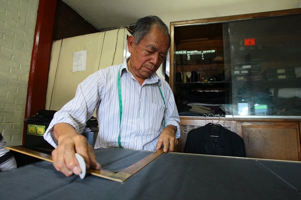 Julio Tepé López confecciona trajes de caballero, damas y niños, cuyor precios oscilan entre Q600 a Q850. (Foto Prensa Libre: Álvaro Interiano)