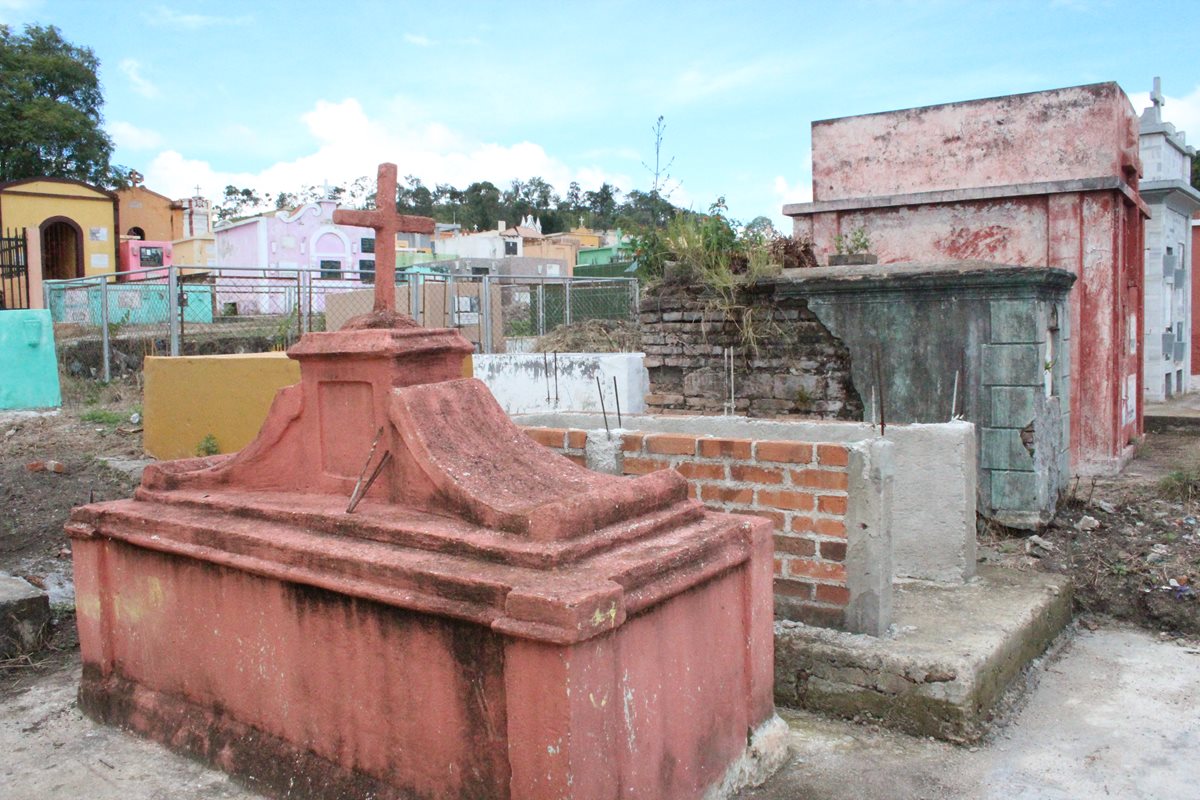 Callejones del cementerio de la cabecera de Jalapa, donde vecinos aseguran que han visto un misterioso sepelio de niños. (Foto Prensa Libre: Hugo Oliva)