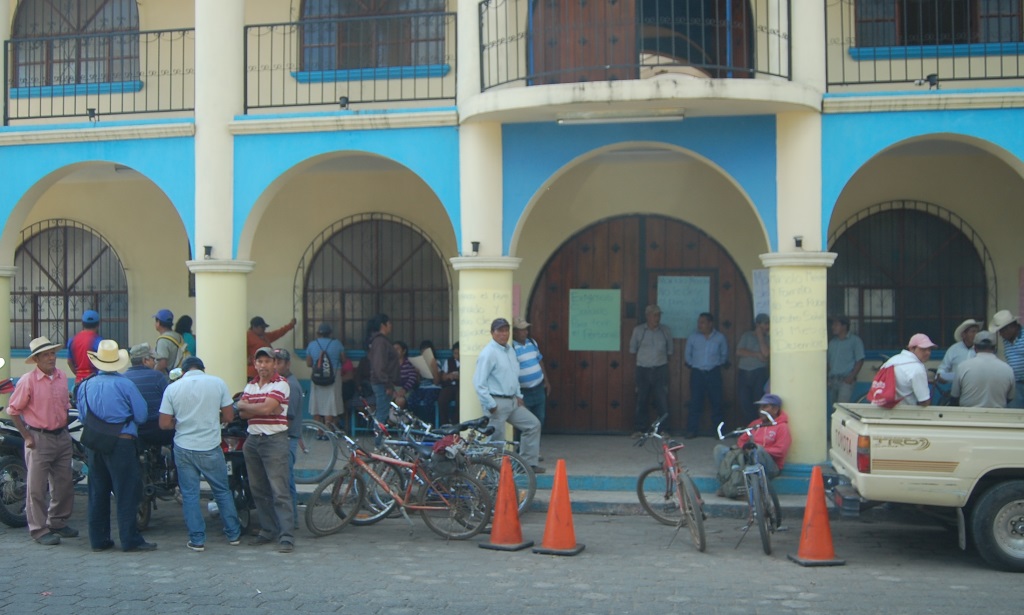 En la entrada del edificio municipal de El Tejar, Chimaltenango, se aglomeraron trabajadores ediles, que exigen el pago de salarios atrasados y prestaciones. (Foto Prensa Libre: Víctor Chamalé).