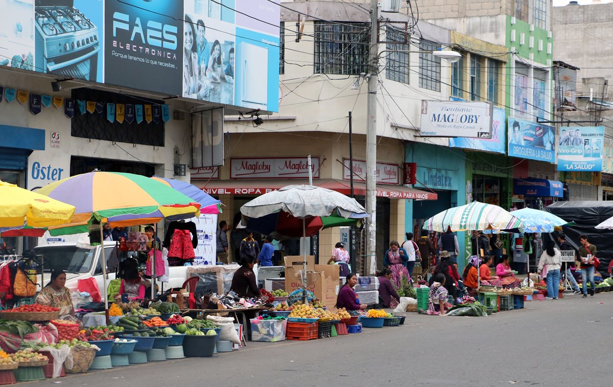 Los comercios que están en la 16 avenida de la zona 3 son los más afectados por los vendedores informales. (Foto Prensa Libre: Carlos Ventura)