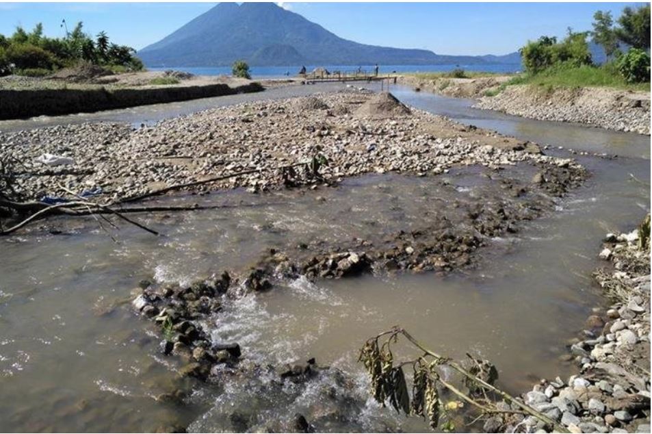 Expertos han advertido que si no se toman acciones para preservar y conservar el Lago de Atitlán para el 2023 el manto de agua se habrá perdido. (Foto Prensa Libre: Hemeroteca)
