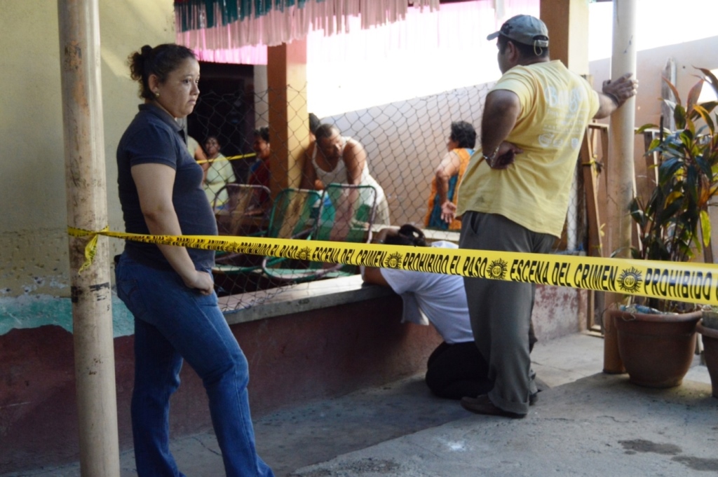 Curiosos permanecen en el lugar donde murió la víctima en Huité, Zacapa. (Foto Prensa Libre: Víctor Gómez).