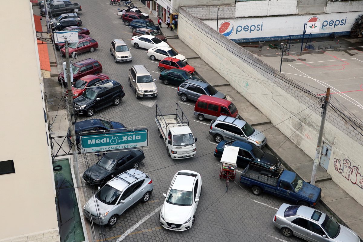 Vehículos se estacionan en ambos lados de la 6a. calle de la zona 3 de Xela y dificultan el tránsito por el lugar. (Foto Prensa Libre: Carlos Ventura)