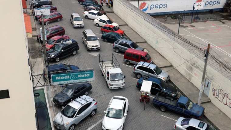 Vehículos se estacionan en ambos lados de la 6a. calle de la zona 3 de Xela y dificultan el tránsito por el lugar. (Foto Prensa Libre: Carlos Ventura)