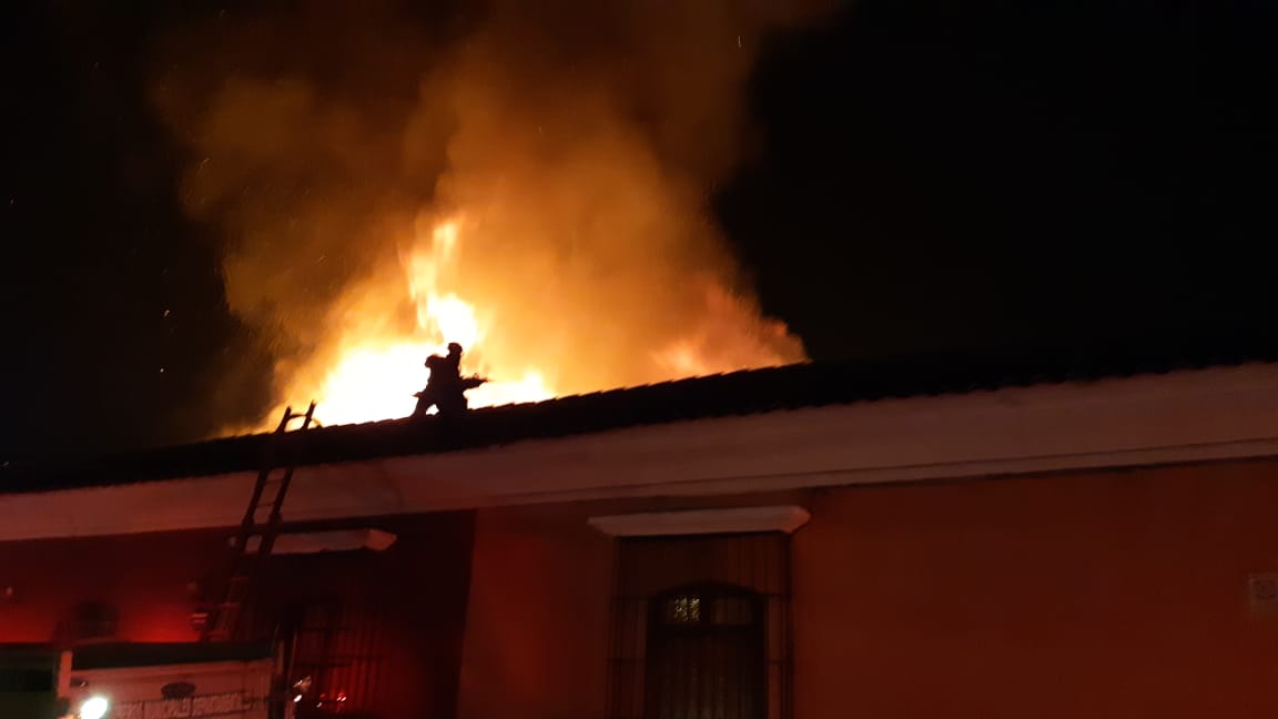 Socorristas de varios departamentos han llegado a Antigua Guatemala para sofocar un incendio que comenzó a las 0.15 horas de este martes, 1 de enero de 2019. (Foto Prensa Libre: Julio Sicán)