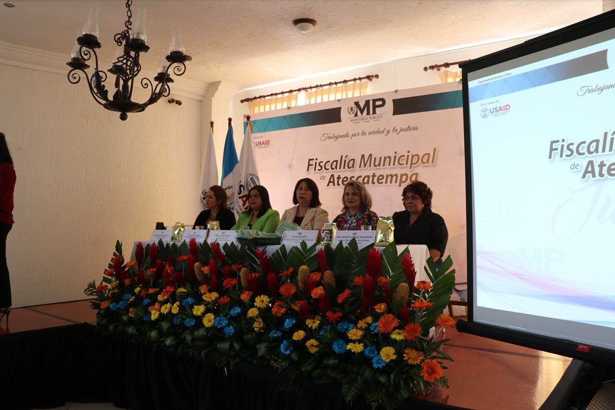 Autoridades del Ministerio Público y representantes de organizaciones internacionales, durante la inauguran la Fiscalía Municipal de Atescatempa, Jutiapa. (Foto Prensa Libre: Hugo Oliva)