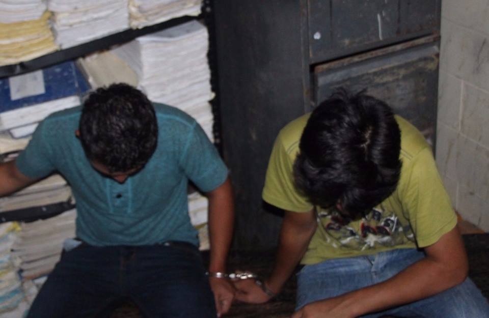 Los dos menores capturados son trasladados a un juzgado de menores en Flores, Petén. (Foto Prensa Libre: PNC)