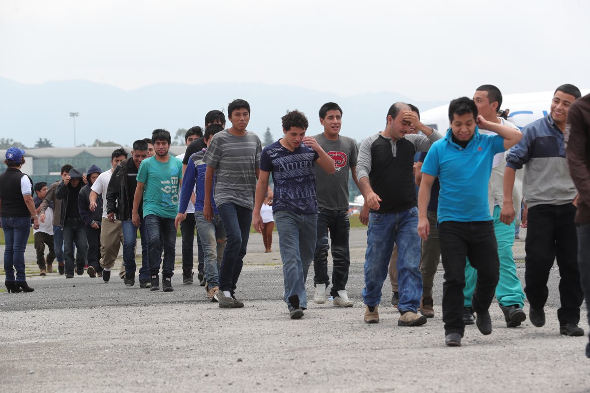 Migrantes deportados ingresan a las instalaciones de la Fuerza Aérea de Guatemala. (Foto Prensa Libre: Estuardo Paredes)