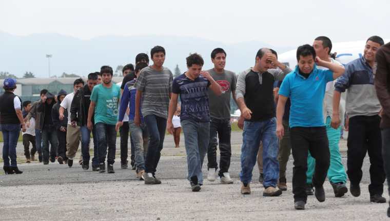Migrantes deportados ingresan a las instalaciones de la Fuerza Aérea de Guatemala. (Foto Prensa Libre: Estuardo Paredes)