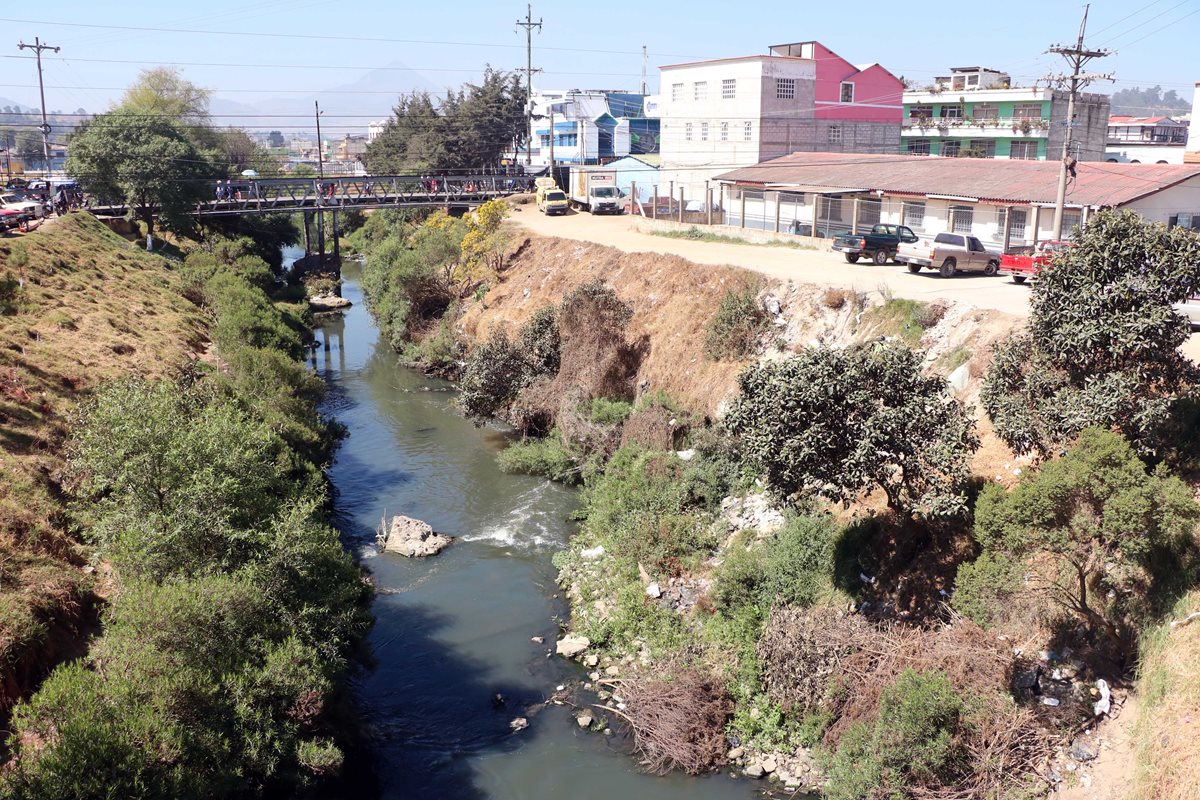 El río Samalá recibe contaminación por aguas servidas de textileras artesanales de Salcajá. (Foto Prensa Libre: Carlos Ventura)