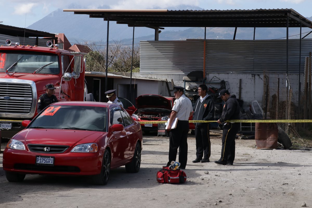 Un guardia de seguridad fue localizado sin vida en un predio de tráileres. (Foto Prensa Libre: Víctor Chamalé)