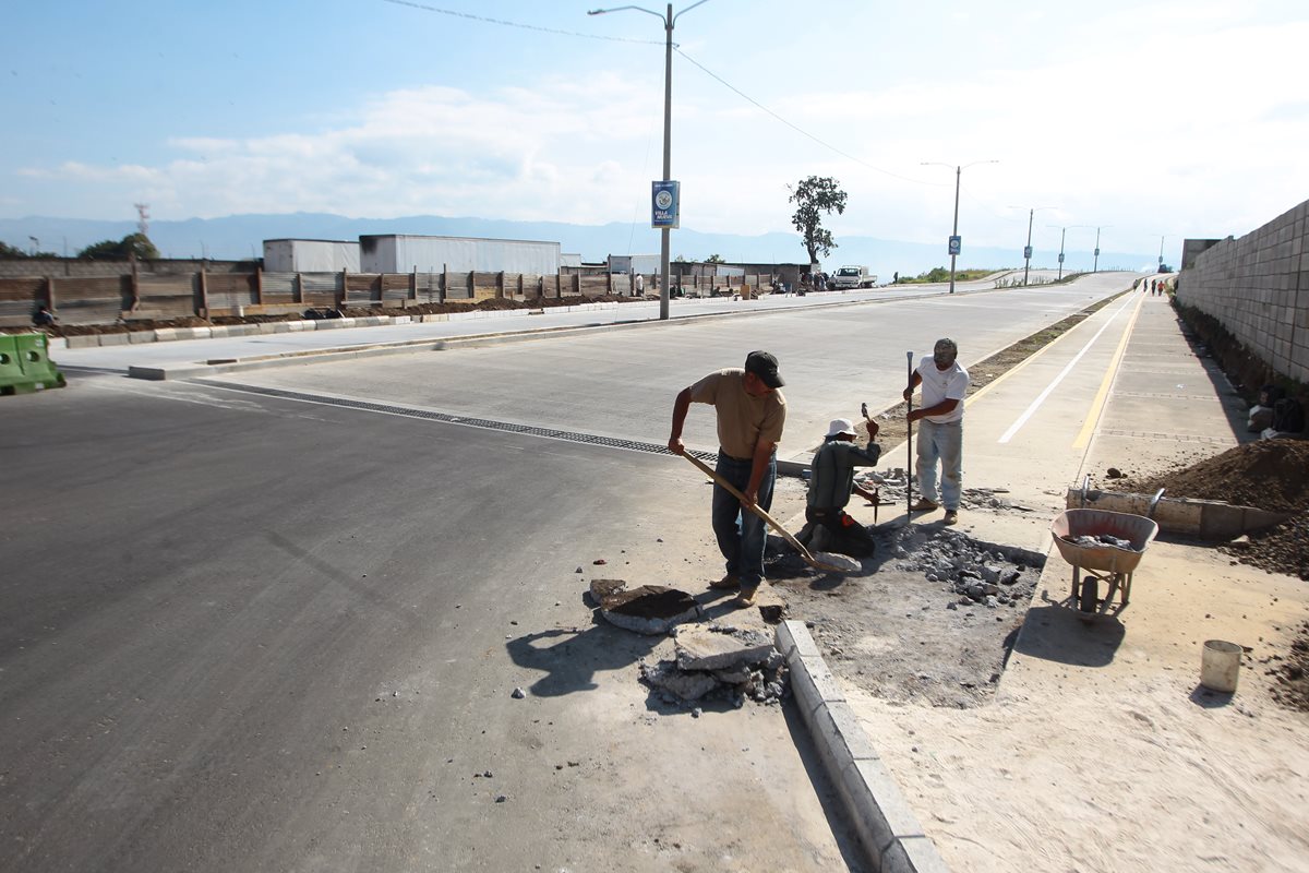 Trabajadores construyen una ciclovía en el bulevar Reformadores, zona 4 de Villa Nueva.(Foto Prensa Libre: Álvaro Interiano)