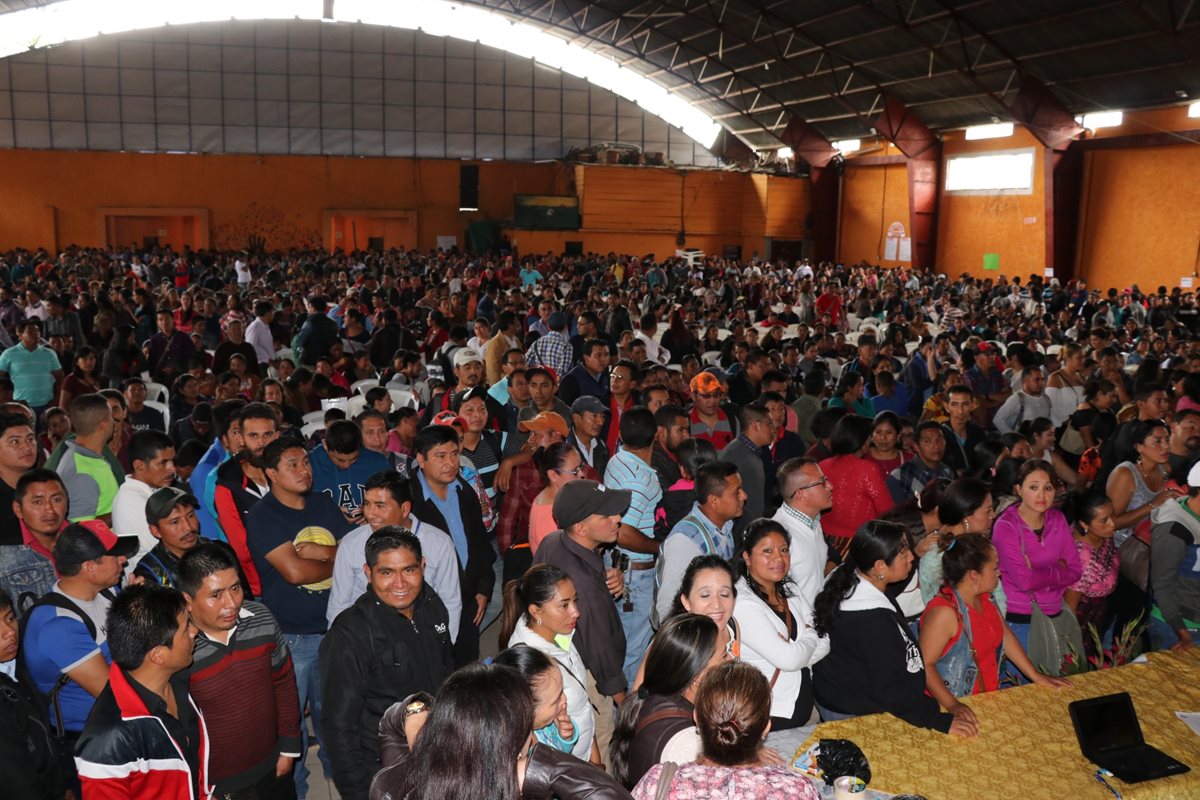 Miles de maestros asistieron a la asamblea que se llevó a cabo en el gimnasio municipal de Santa Cruz del Quiché. (Foto Prensa Libre: Héctor Cordero)