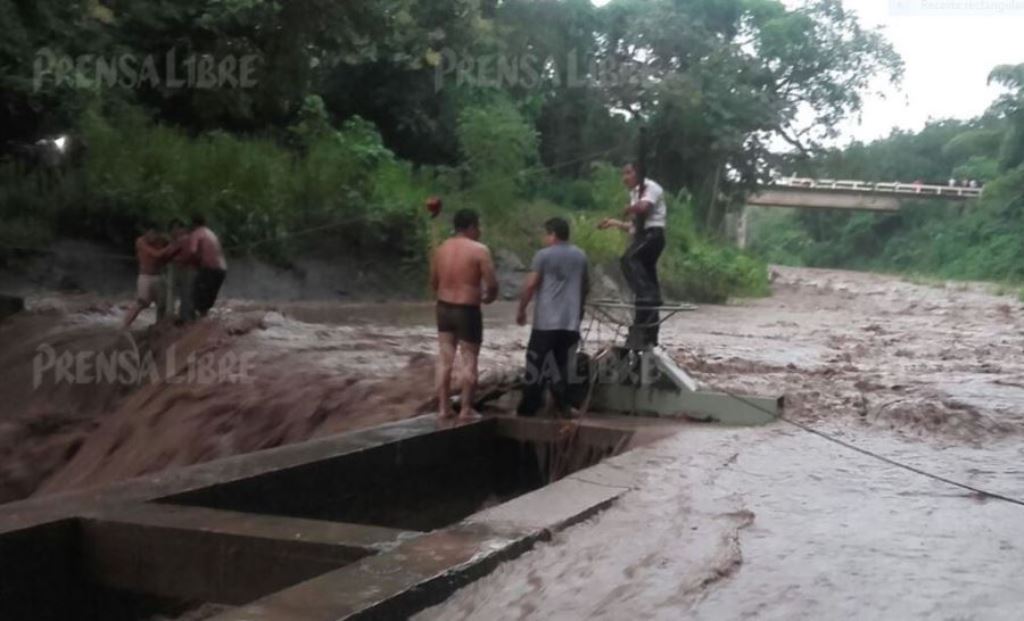 Lugar donde fue arrastrado el socorrista en El Asintal, Retalhuleu. (Foto Prensa Libre: Jorge Tizol).