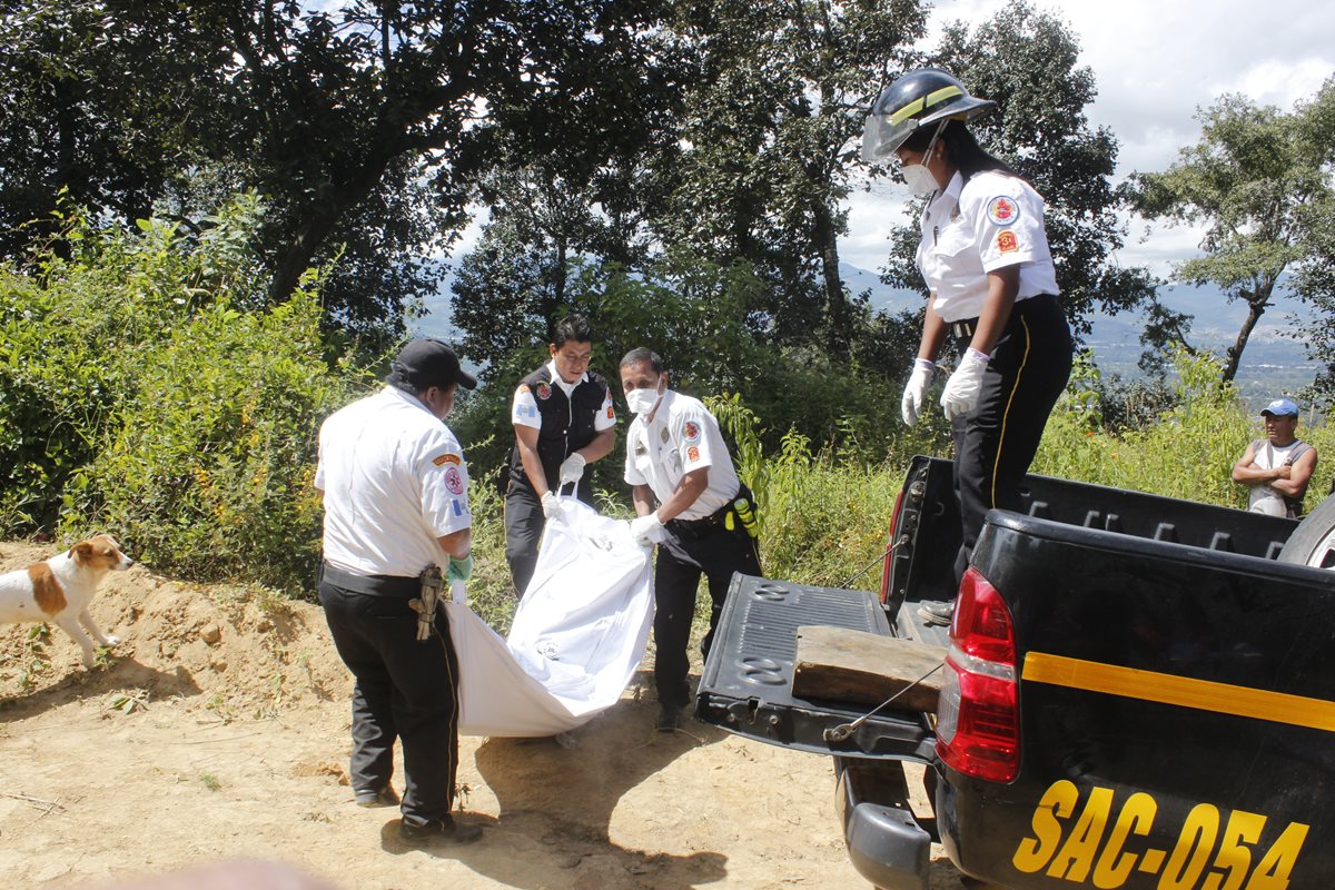 El cadáver de José Jonathan Merlos de León fue trasladado a la morgue del Instituto Nacional de Ciencias Forenses, en Antigua Guatemala. (Foto Prensa Libre: Víctor Chamalé)