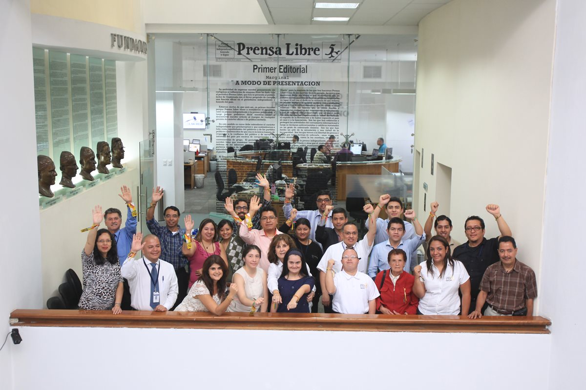 Equipo de Prensa Libre se unió a la campaña Enlázate, que promueve la Fundación Margarita Tejada. (Foto Prensa Libre: Esbin García)