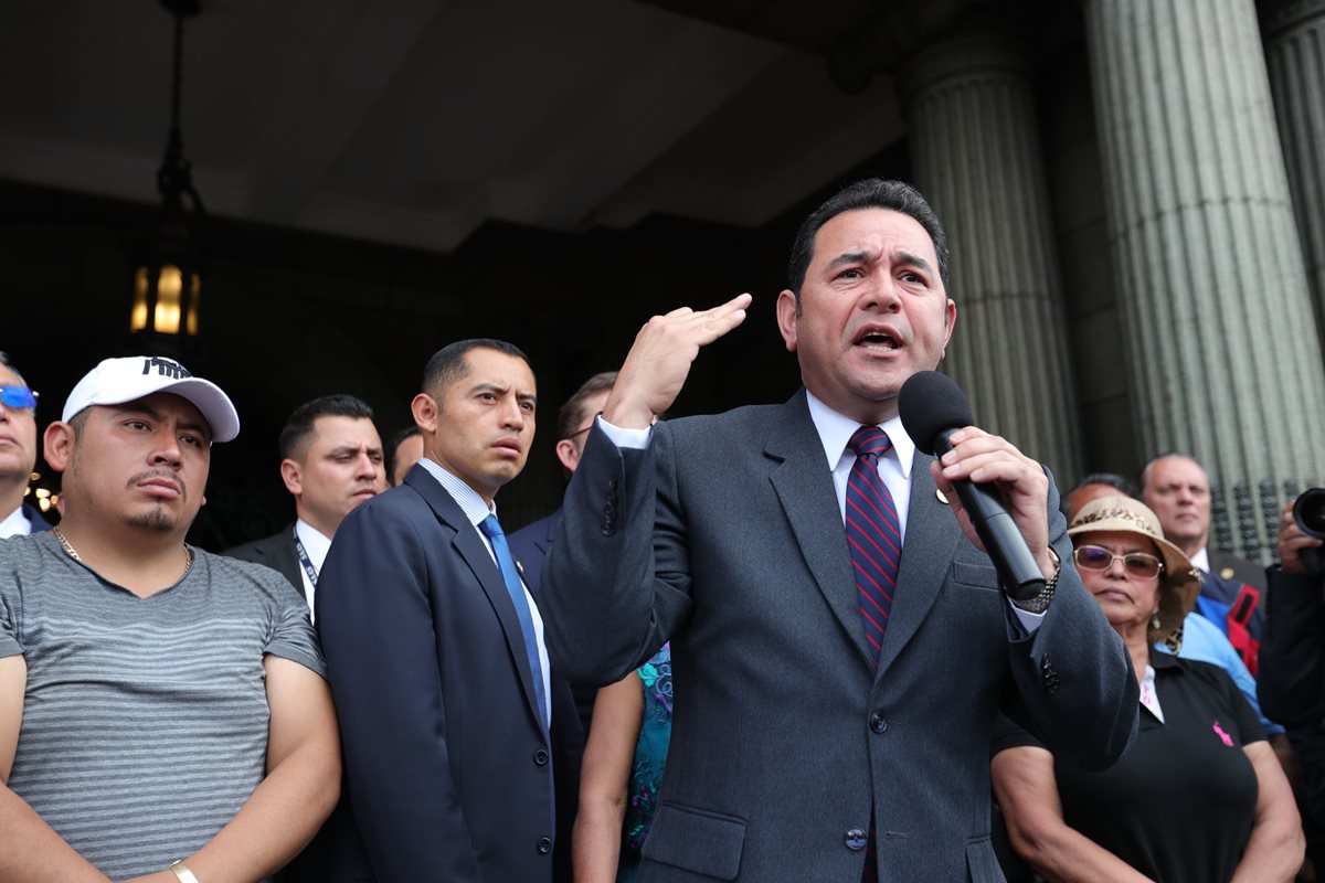 El presidente Jimmy Morales se dirige a los vendedores de La Terminal. (Foto Prensa Libre: Carlos Hernández)