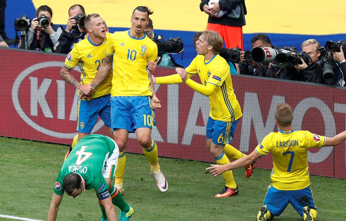 Zlatan Ibrahimovic es felicitado tras originar la jugada del gol. (Foto Prensa Libre: AFP).